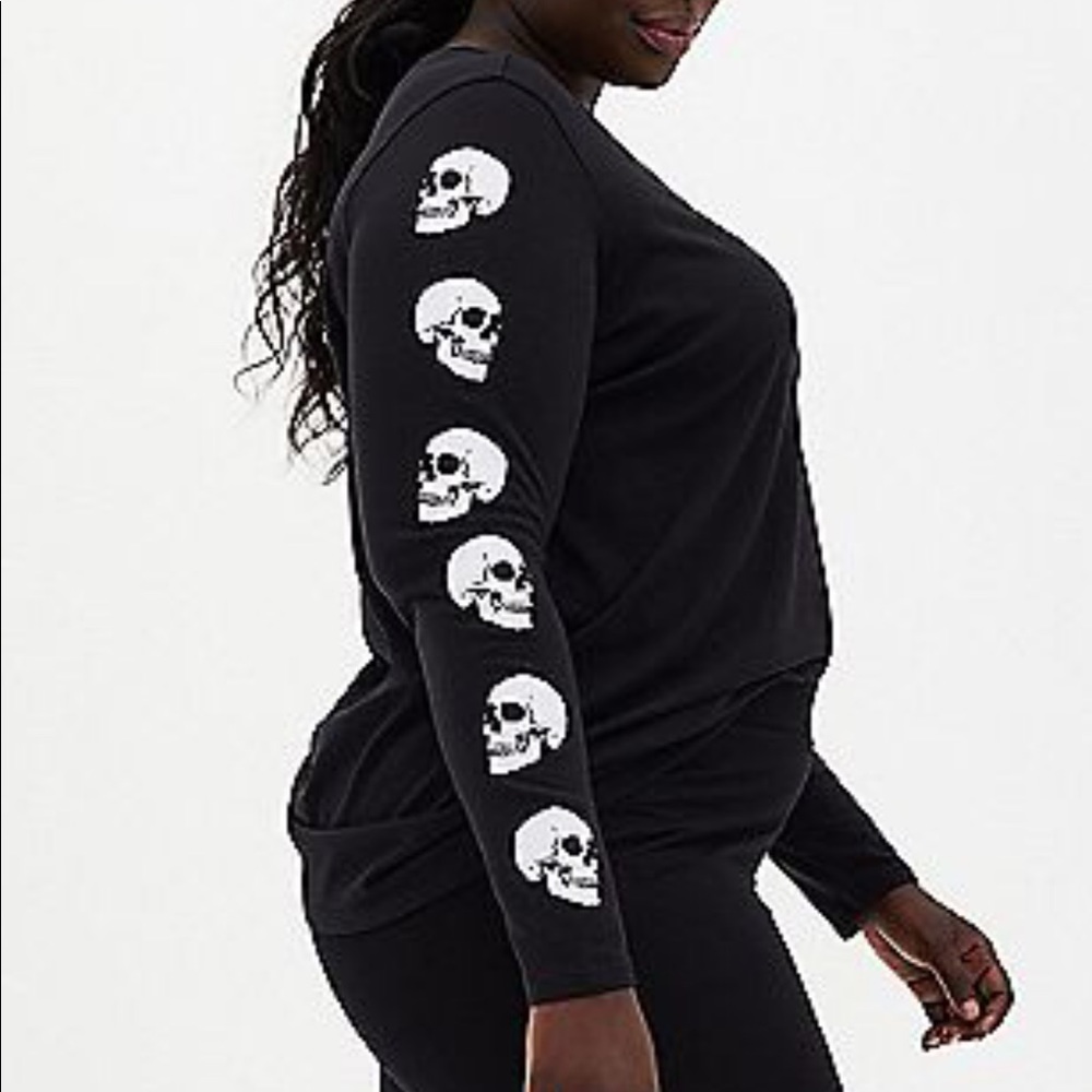 Torrid long sleeve skull top size 5